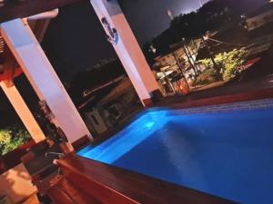拉塞瓦Entire House and Terrace Pool的夜晚的游泳池,灯光蓝色