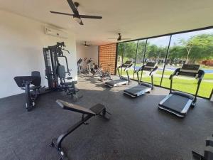 巴亚尔塔港Condo Temis Vallarta的健身房里有很多健身器材