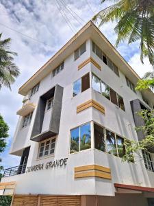 门格洛尔Suvarna Grande Homes的一座建筑,上面写着亚马逊的宏伟字眼
