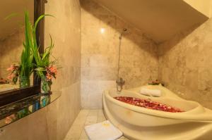 乌布萨哈德瓦Spa度假酒店的带浴缸和盥洗盆的浴室