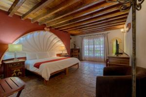 AtotonilcoAtotonilco Hotel & Club的一间卧室设有一张大床和一个大窗户