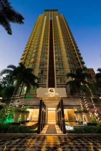 深圳The LA Hotel 新世界伟瑞酒店的一座大型酒店建筑,走廊通往酒店