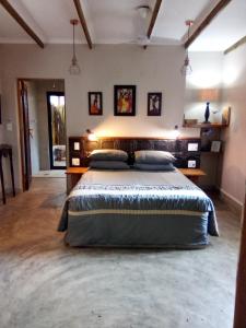 赫卢赫卢韦Lebombo Wattle Cottage - Forest 1的一间卧室,卧室内配有一张大床