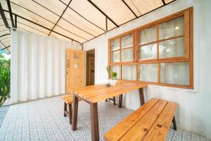 SeribuDanka Vacation Home的木桌和长凳