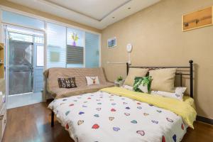 杭州西湖雷峰塔河坊街地铁口民宿的一间卧室设有一张床和一个窗口