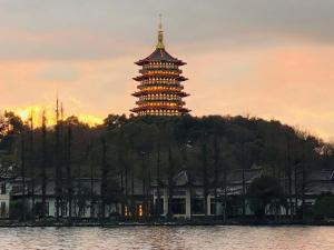 杭州西湖雷峰塔河坊街地铁口民宿的一座位于湖畔小山顶上的宝塔