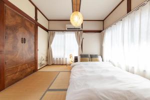 东京Honmachi House的一间卧室设有一张大床和一个窗户。