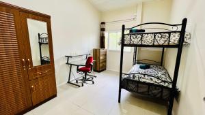 维拉港Homely 3 bedroom apartment perfect for your dream getaway!的一间卧室设有两张双层床和一张红色椅子