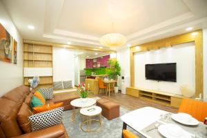 河内Sumitomo12- 535 Kim Mã Apartment for Japanese的带沙发和平面电视的客厅