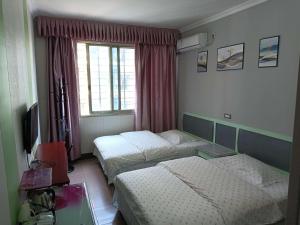 桂林桂林帝豪宾馆的酒店客房设有两张床和电视。