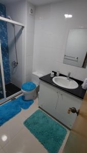 普拉亚Nha Maria Apartament的白色的浴室设有水槽和卫生间。