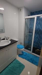 普拉亚Nha Maria Apartament的浴室配有卫生间、盥洗盆和淋浴。