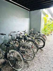 暹粒Angkor Piseth Homestay的停在墙上的一群自行车