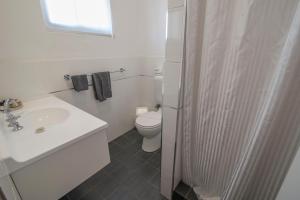 伯马吉柏马吉汽车旅馆的白色的浴室设有水槽和卫生间。