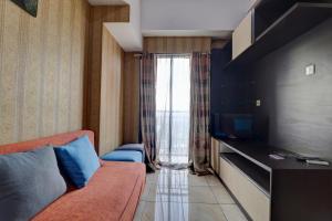 万隆OYO Life 92910 Apartemen Tamansari Panoramic By Tira的带沙发和电视的客厅