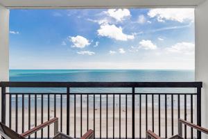 默特尔比奇Romantic Oceanfront Studio Escape w Perfect View 1212的阳台享有海滩美景。