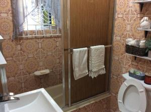 蒙特哥贝Homely Escape的带淋浴、卫生间和盥洗盆的浴室