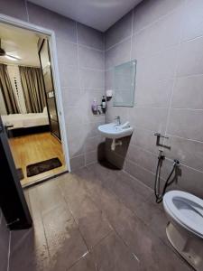 莎阿南Hijauan Homestay Shah Alam的一间带水槽、卫生间和淋浴的浴室