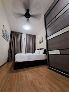莎阿南Hijauan Homestay Shah Alam的一间卧室配有一张床和吊扇