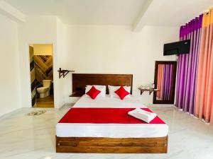 埃拉Ella Tea Heaven Villa的一间卧室配有一张带红色枕头的大床