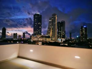 科伦坡VAUX PARK STREET Extended Stay Suites & Apartments in Central Colombo的享有城市天际线的美景。