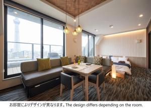 东京stayme THE HOTEL Asakusa Riverside的客厅配有沙发和桌子