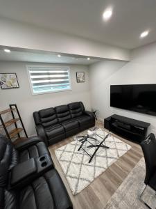 卡尔加里2 Bedroom 2 Washrooms Brand New Beautiful & Cozy Suite的带沙发和平面电视的客厅