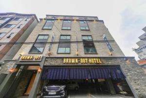 釜山Brown Dot Hotel Daeyeon的一座建筑物,上面有胸狗的标志