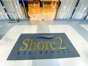 马尼拉Shore2 Luxurious & Homely Suite near MOA的商店地板上的商店优秀标志