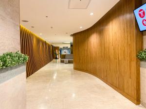 马尼拉Shore2 Luxurious & Homely Suite near MOA的医院里木墙的走廊