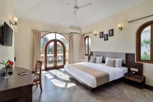 阿伯来Resort Rio的一间卧室配有一张大床和一张书桌