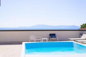 塔拉莫内特拉摩尼奥酒店的屋顶上的游泳池
