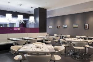 巴塞罗那伊鲁尼贝尔酒店 - 艺术的用餐室配有桌子和白色椅子