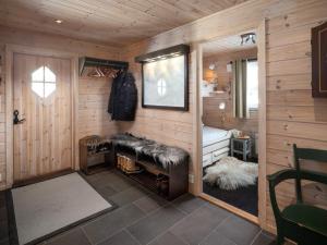 Saballie - Cosy cabin - sunny location!的小木屋内的一个床位