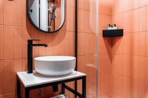 巴黎La Dépendance的一间带水槽和镜子的浴室