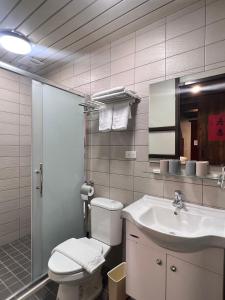 金湖镇壹樓文旅的一间带卫生间和水槽的浴室
