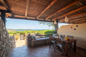 马里纳·迪·波迪斯科Sardinia Paradise House - Happy Rentals的享有美景的庭院配有桌椅。