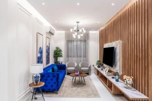 利雅德Mabaat - Al Qairawan - 30的客厅配有蓝色的沙发和电视