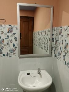 东德岛Namknong view的一间带水槽和镜子的浴室