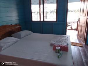 东德岛Namknong view的蓝色的房间,床上装有两台相机