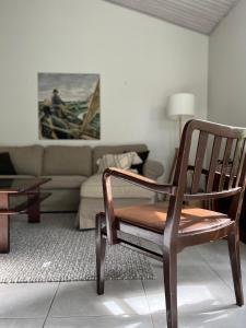 沃卡蒂Tyylikäs koko perheen huoneisto的客厅配有一张木椅和沙发