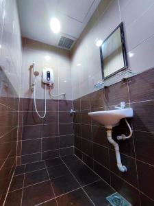 峇株巴辖TREX_Batu Pahat Homestay的一间带水槽和淋浴的浴室