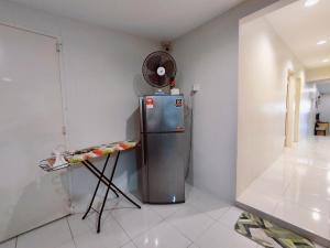 峇株巴辖TREX_Batu Pahat Homestay的带冰箱和桌子的厨房