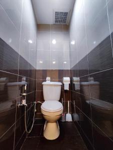 峇株巴辖TREX_Batu Pahat Homestay的一间带卫生间和淋浴的浴室
