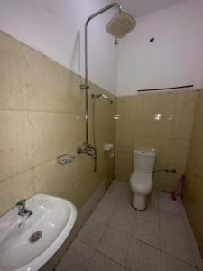 金贾Contra Hotel的带淋浴、卫生间和盥洗盆的浴室
