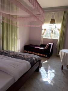 金贾Contra Hotel的卧室配有床、椅子和窗户。