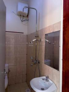 金贾Contra Hotel的一间带水槽和淋浴的浴室