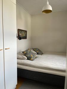 沃卡蒂Tyylikäs koko perheen huoneisto的一张床上有两个枕头的房间