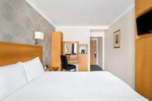 泰恩河畔纽卡斯尔凯恩客房酒店的配有一张床和一张书桌的酒店客房