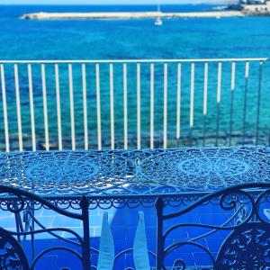 锡拉库扎穆夏拉锡拉库扎度假酒店的一张桌子,位于一个俯瞰大海的阳台